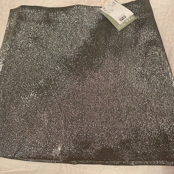 H&M silver shiny mini skirt. Size8 I put it with a shirt I’m selling too see 👀 - Picture 3 of 11